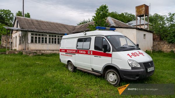 Автомобиль скорой помощи у медицинской амбулатории села Кармир Шука - Sputnik Армения