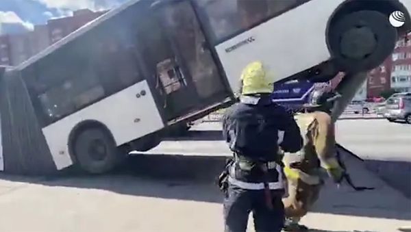 Автобус в Петербурге наехал на фонарный столб и завис на нем. Кадры ДТП - Sputnik Армения