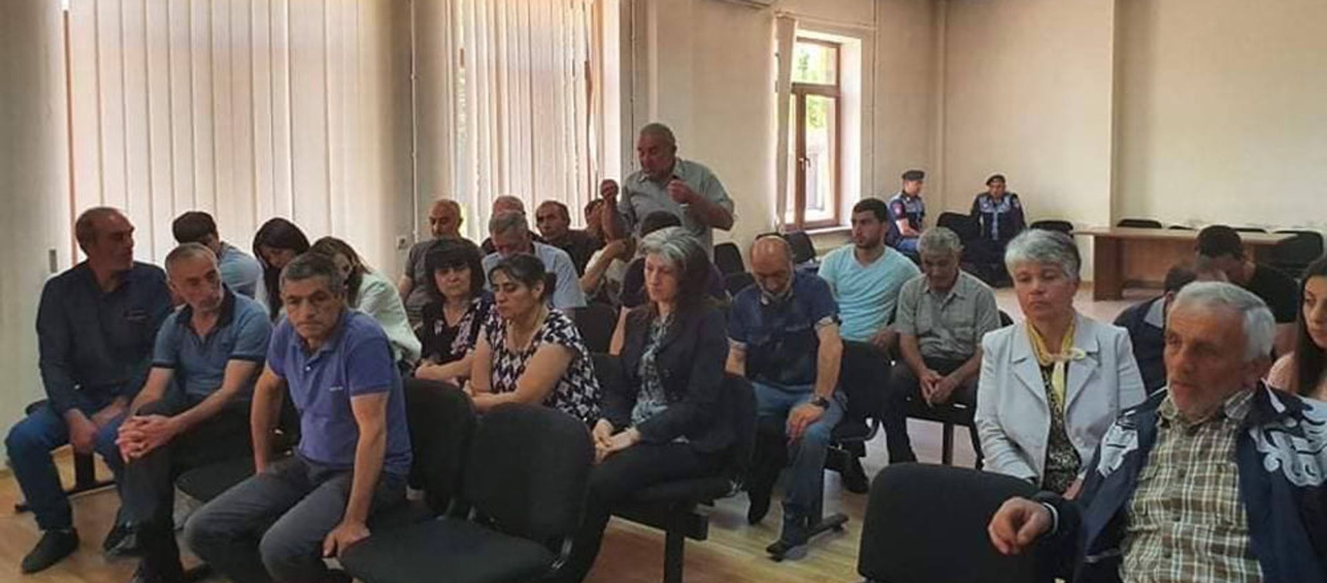 Родственники ширакцев, попавших в плен, в администрации Ширакской области села Хцаберд Родственники ширакцев, попавших в плен, в администрации Ширакской области села Хцаберд - Sputnik Армения, 1920, 27.05.2021