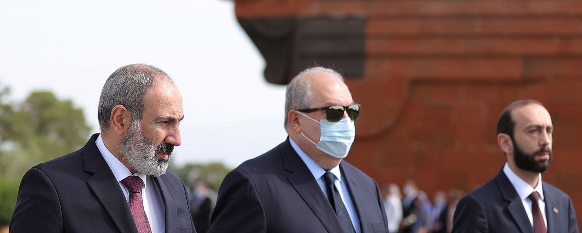 И.о. премьер-министра Никол Пашинян, президент Армен Саркисян и председатель НС Арарат Мирзоян посетили Мемориальный комплекс Сардарапат (28 мая 2021). Армавир И.о. премьер-министра Никол Пашинян, президент Армен Саркисян и председатель НС Арарат Мирзоян посетили Мемориальный комплекс Сардарапат (28 мая 2021). Армавир - Sputnik Армения, 1920, 28.05.2021