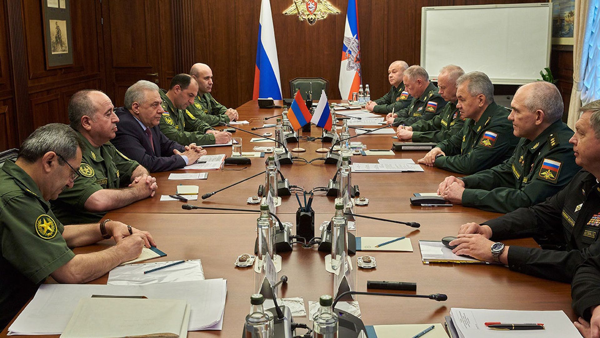Встреча глав МО Армении и России Вагаршака Арутюняна и Сергея Шойгу (28 мая 2021). Еревaн Встреча глав МО Армении и России Вагаршака Арутюняна и Сергея Шойгу (28 мая 2021). Еревaн - Sputnik Армения, 1920, 31.05.2021