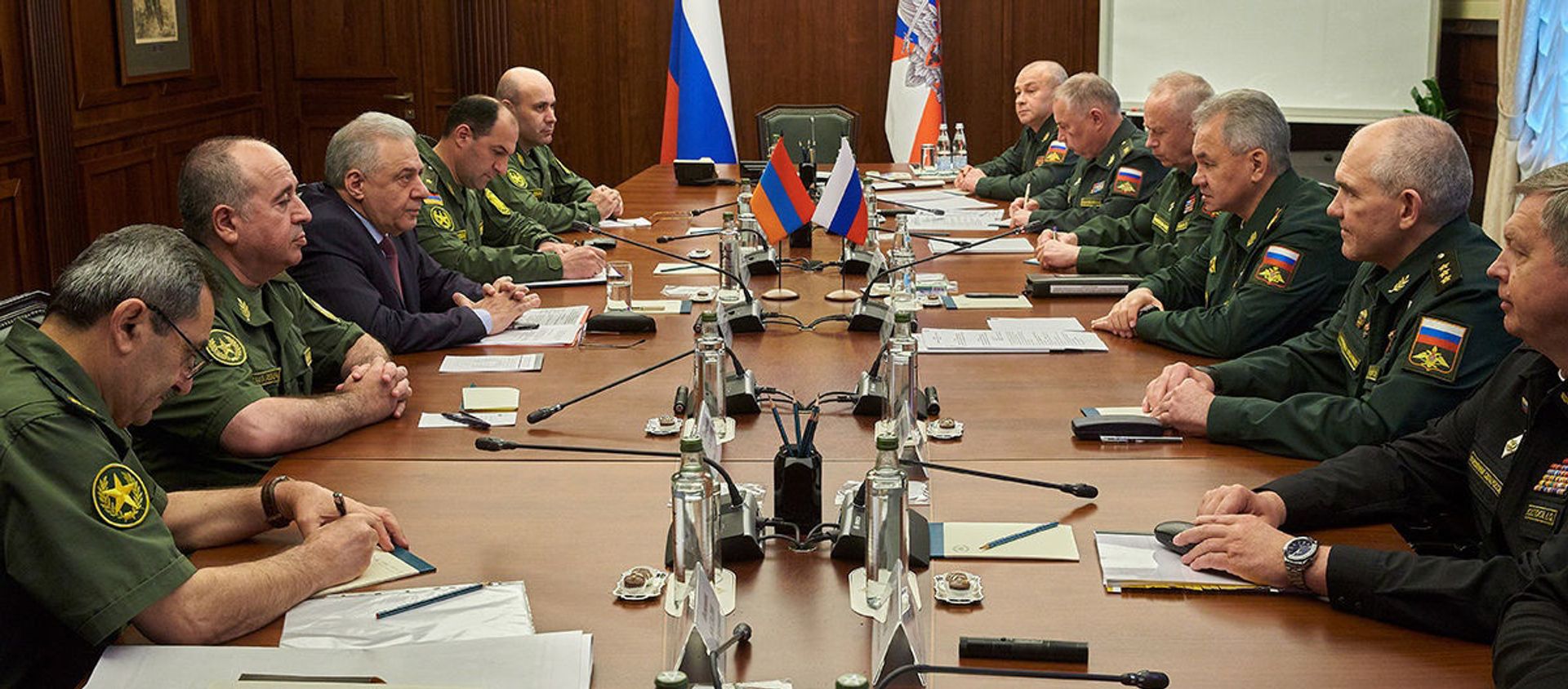 Встреча глав МО Армении и России Вагаршака Арутюняна и Сергея Шойгу (28 мая 2021). Еревaн Встреча глав МО Армении и России Вагаршака Арутюняна и Сергея Шойгу (28 мая 2021). Еревaн - Sputnik Армения, 1920, 28.05.2021