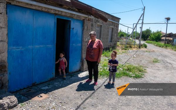 Արևիկ Գևորգյանը` թոռների հետ Արևիկ Գևորգյանը` թոռների հետ - Sputnik Արմենիա