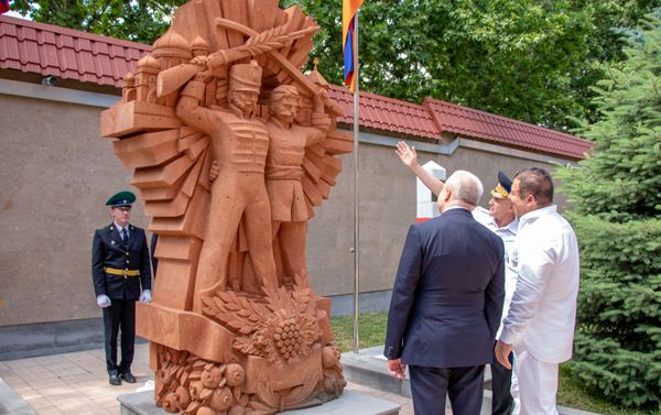 Открытие памятника Российско-армянской дружбы на территории Пограничного управления ФСБ РФ (28 мая 2021). Еревaн - Sputnik Армения