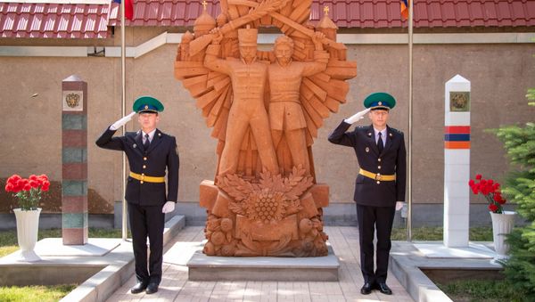 Открытие памятника Российско-армянской дружбы на территории Пограничного управления ФСБ РФ (28 мая 2021). Еревaн - Sputnik Армения