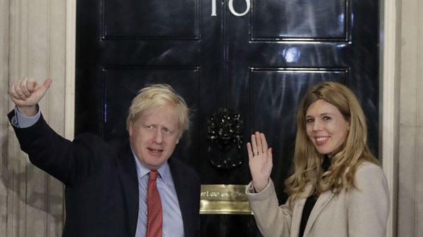 Премьер-министр Великобритании Борис Джонсон и Кэрри Саймондс машут рукой со ступенек на Даунинг-стрит  - Sputnik Армения