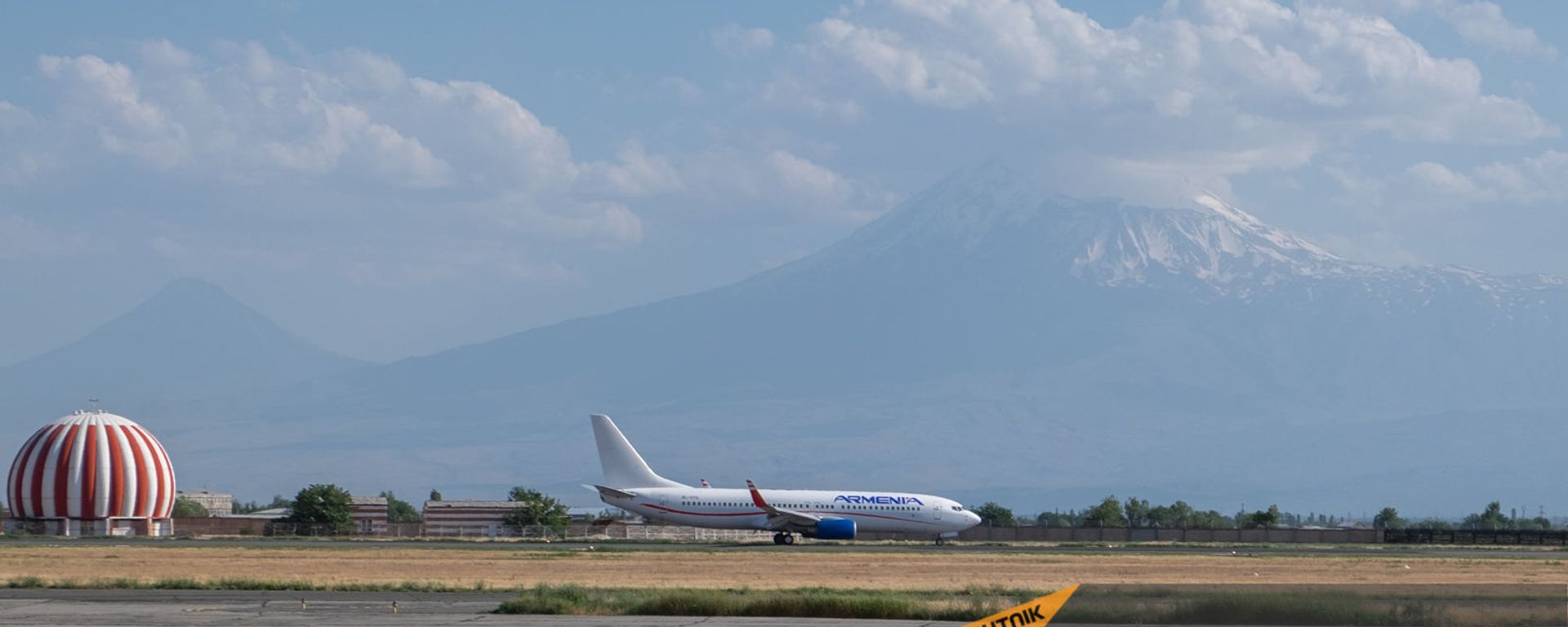 Boeing 737–800 авиакомпании Armenia на взлетной полосе международного аэропорта Звартноц - Sputnik Արմենիա, 1920, 16.07.2021