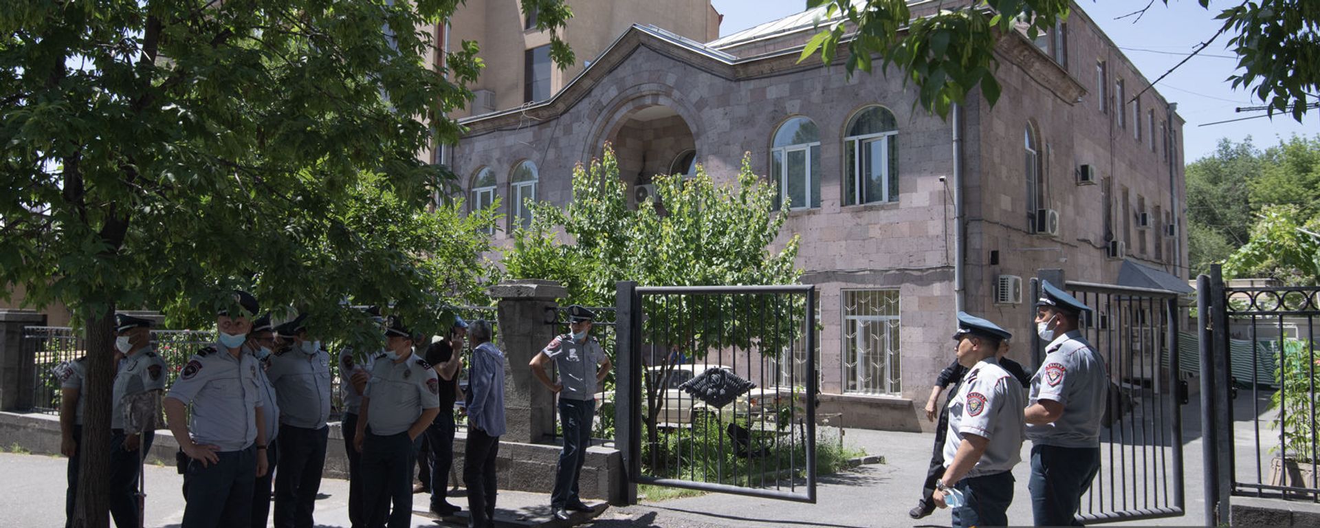 Полиция у здания морга на улице Гераци в Ереване Полиция у здания морга на улице Гераци в Ереване - Sputnik Армения, 1920, 31.05.2021