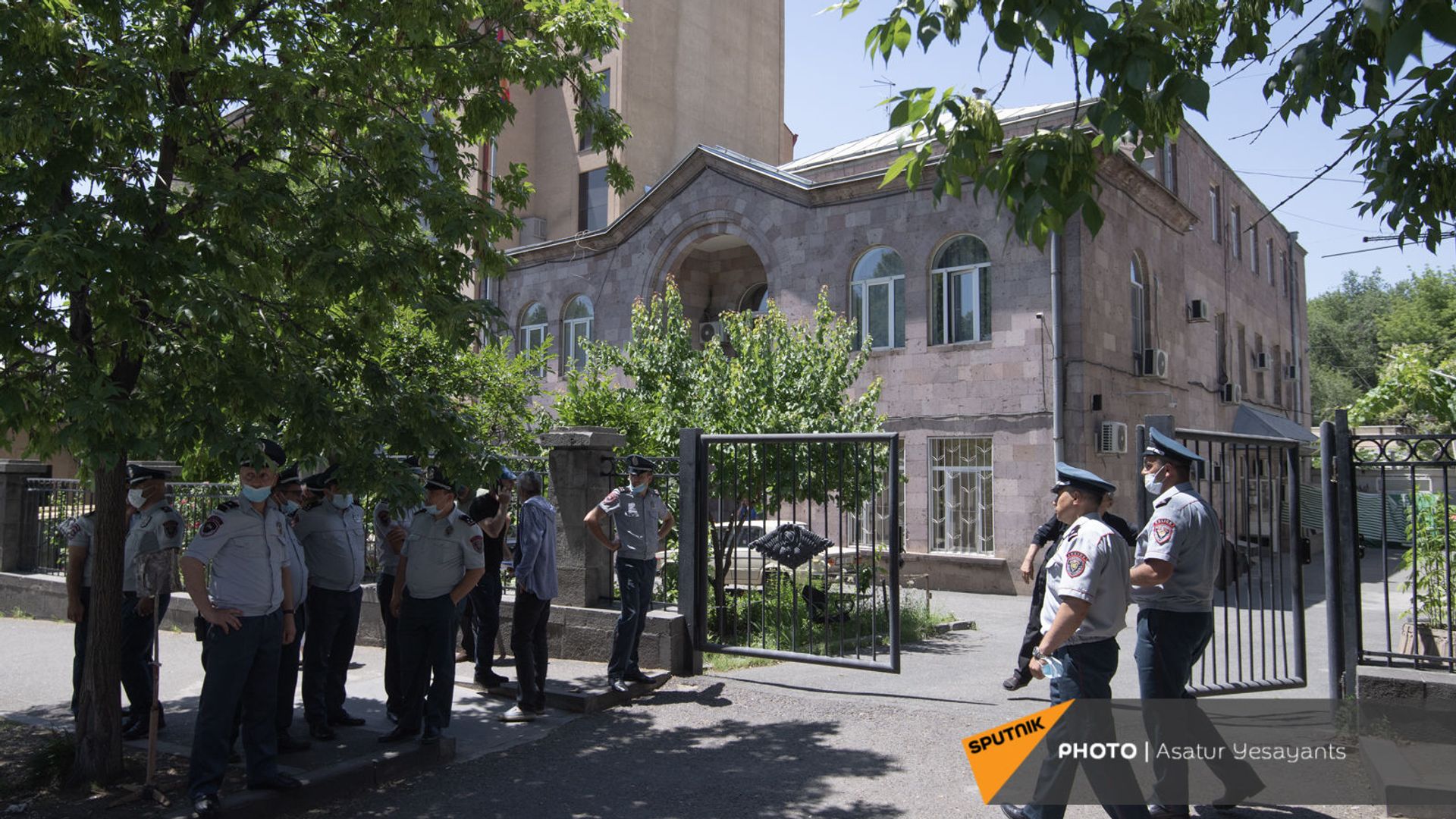 Полиция у здания морга на улице Гераци в Ереване Полиция у здания морга на улице Гераци в Ереване - Sputnik Армения, 1920, 31.05.2021