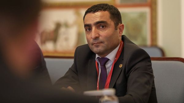 И.о. министра окружающей среды Романос Петросян встретился с министром природных ресурсов и экологии России Александром Козловым (май 2021). Санкт-Петербург - Sputnik Армения
