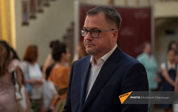 Вадим Фефилов на презентации комикса-азбуки Грибоедов Русского дома (1 июня 2021). Еревaн Вадим Фефилов на презентации комикса-азбуки Грибоедов Русского дома (1 июня 2021). Еревaн - Sputnik Армения
