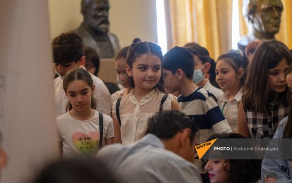 Презентация комикса-азбуки Грибоедов Русского дома (1 июня 2021). Еревaн Презентация комикса-азбуки Грибоедов Русского дома (1 июня 2021). Еревaн - Sputnik Армения