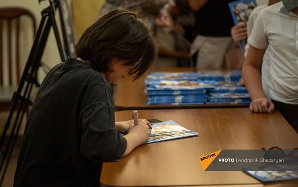 Презентация комикса-азбуки Грибоедов Русского дома (1 июня 2021). Еревaн Презентация комикса-азбуки Грибоедов Русского дома (1 июня 2021). Еревaн - Sputnik Армения