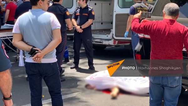 Сотрудники правоохранительных органов на месте преступления на улице Абовяна (2 июня 2021). Еревaн - Sputnik Արմենիա