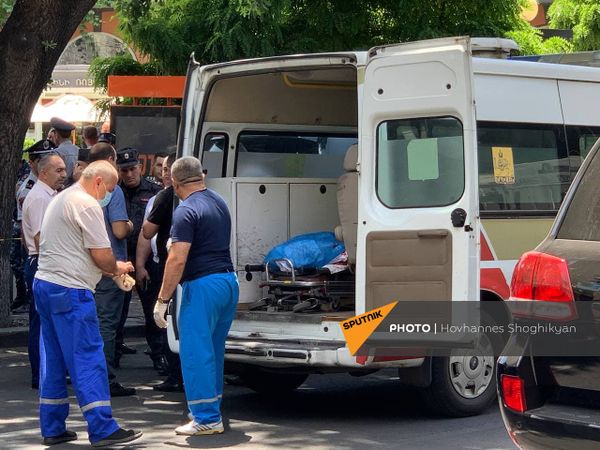 СотрудникиСотрудники медслужб увозят тело с места преступления на улице Абовяна (2 июня 2021). Еревaнмедслужб увозят тело с места преступления улице Абовяна (2 июня 2021). Еревaн - Sputnik Армения