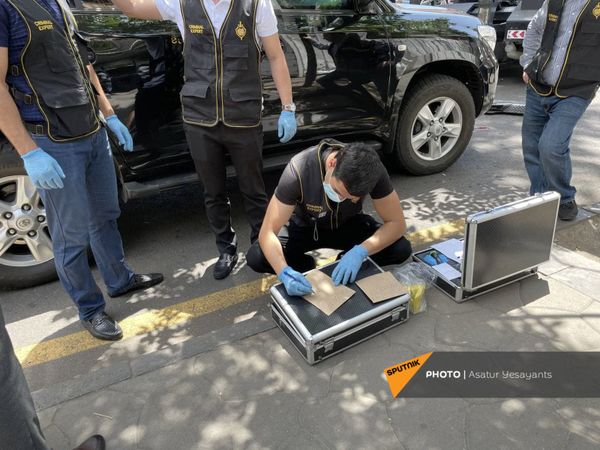 Сотрудники правоохранительных органов на месте преступления улице Абовяна (2 июня 2021). Еревaн - Sputnik Армения