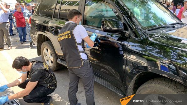 Криминалисты  за работой на месте преступления улице Абовяна (2 июня 2021). Еревaн - Sputnik Армения