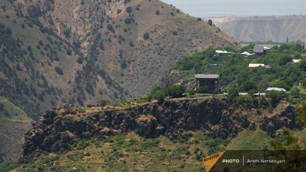 Вид на храм Гарни из Хосровского заповедника - Sputnik Արմենիա