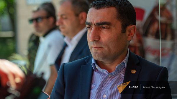 И.о. министра окружающей среды Романос Петросян во время презентации новых эко-туристических маршрутов в Хосровском заповеднике (2 июня 2021). Гарни - Sputnik Армения