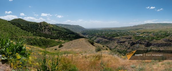 Вид на Гарнийское ущелье с территории Хосровского заповедника Вид на Гарнийское ущелье с территории Хосровского заповедника - Sputnik Армения
