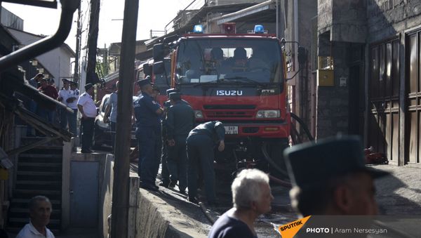 Работники пожарной службы во время пожара на улице Антараин (3 июня 2021). Еревaн - Sputnik Արմենիա