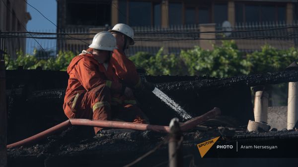 Работники пожарной службы за работой во время пожара на улице Антараин (3 июня 2021). Еревaн - Sputnik Армения