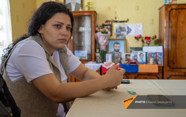 Жена погибшего добровольца Ованеса Маркосяна Ани - Sputnik Армения