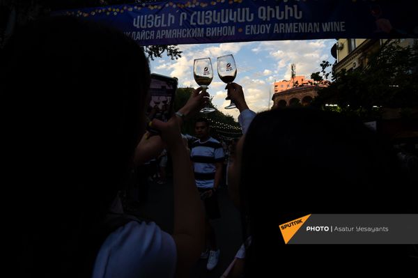 Посетители Фестиваля вина на улице Сарьяна (4 июня 2021). Еревaн Посетители Фестиваля вина на улице Сарьяна (4 июня 2021). Еревaн - Sputnik Армения