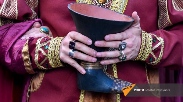 Посетители Фестиваля вина на улице Сарьяна (4 июня 2021). Еревaн - Sputnik Армения