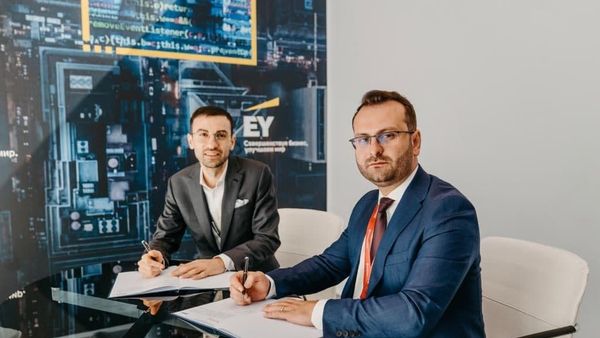 Управляющий партнер ООО «OMNIC» Артур Григорянц и генеральный директор Hayk Post Айк Карапетян - Sputnik Армения