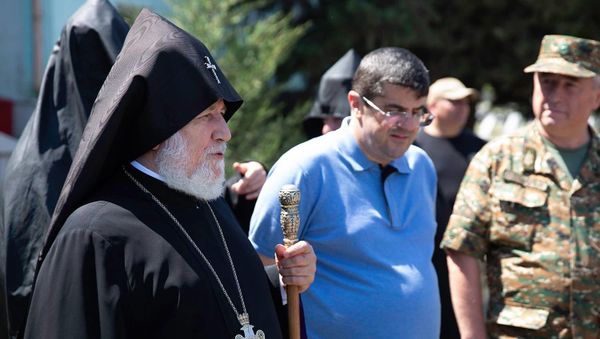 Католикос Гарегин II во время посещения одной из воинских частей Армии обороны Карабаха - Sputnik Армения