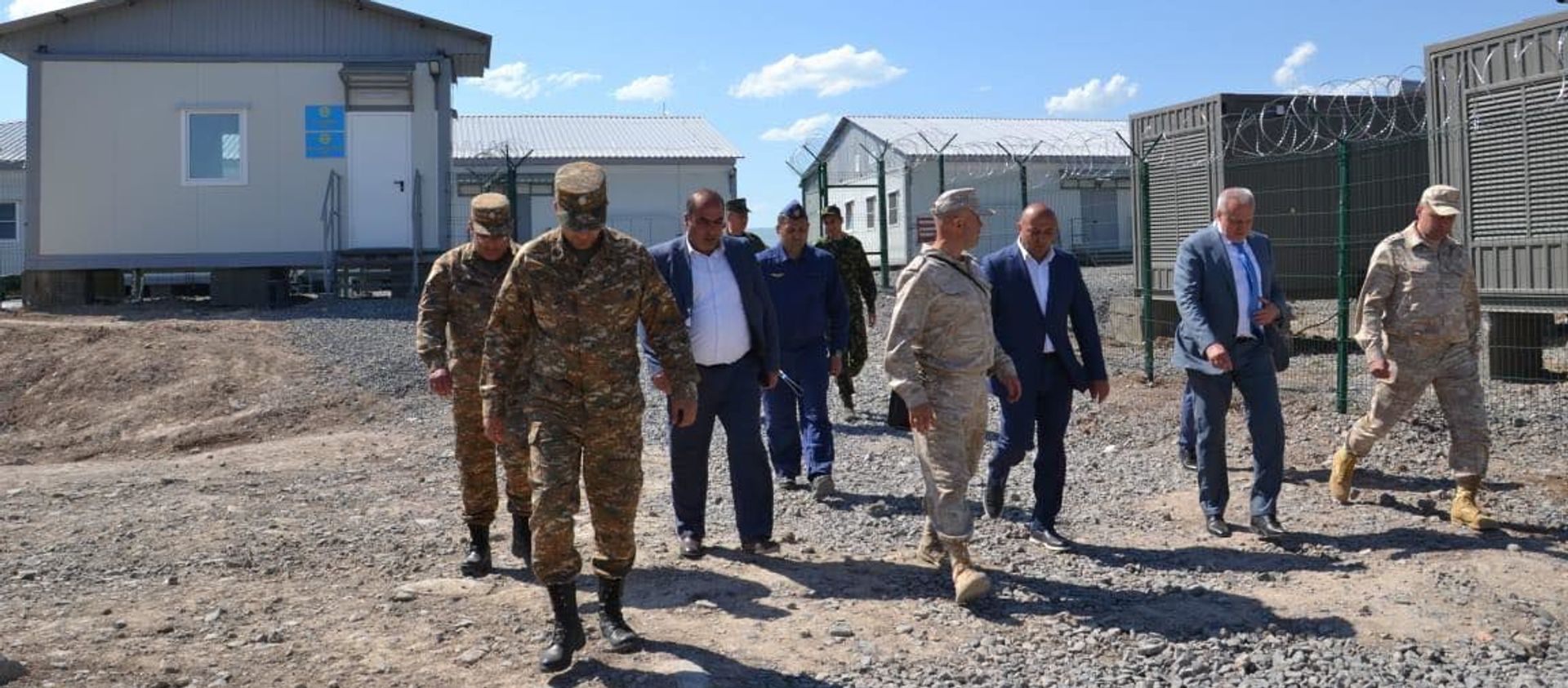 Сергей Копыркин во время посещения отдельных групп 102-ой российской военной базы в Горисе и российского миротворческого контингента в Сисиане - Sputnik Արմենիա, 1920, 12.06.2021