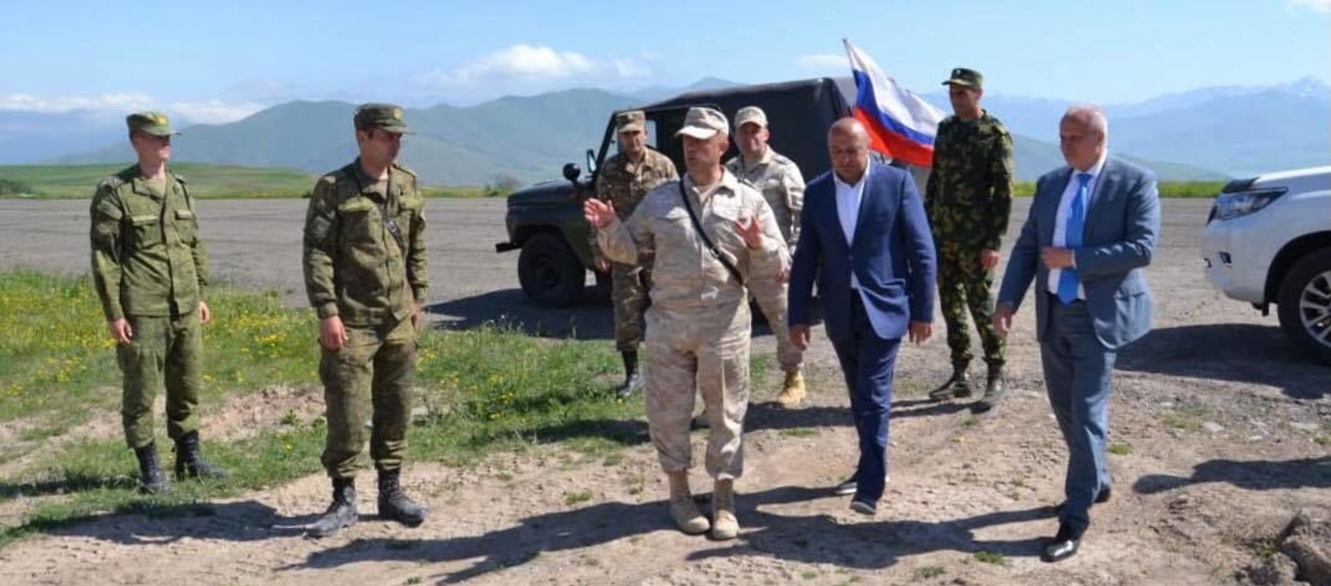 Сергей Копыркин во время посещения отдельных групп 102-ой российской военной базы в Горисе и российского миротворческого контингента в Сисиане - Sputnik Արմենիա, 1920, 05.06.2021
