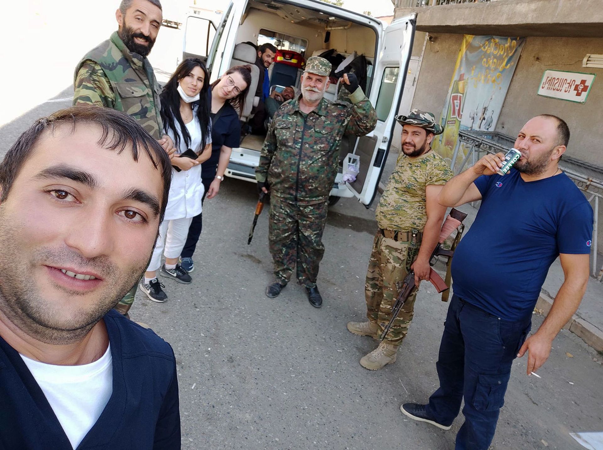 «Հիվանդանոց հասանք, կանգնեցի, լրիվ արյուն էի, ոտքերս դողում էին»․ առանց դիպլոմ բժիշկները - Sputnik Արմենիա, 1920, 08.06.2021