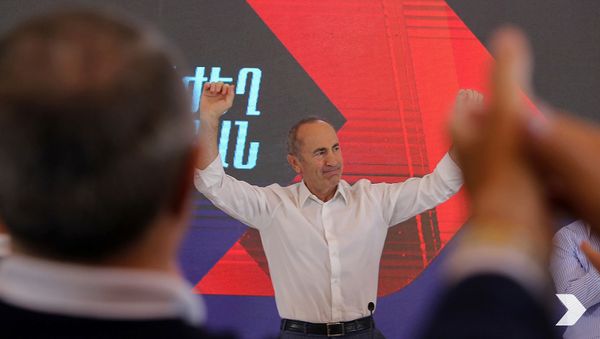 Роберт Кочарян на встрече с гражданами административных районов Ачапняк и Давиташен (6 июня 2021). Еревaн - Sputnik Армения