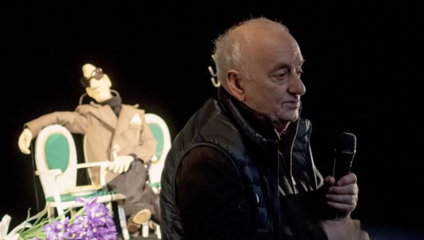 Резо Габриадзе во время мини-спектакля с использованием марионетки театрального режиссера Георгия Товстоногова (31 марта 2016). Санкт-Петербург - Sputnik Արմենիա