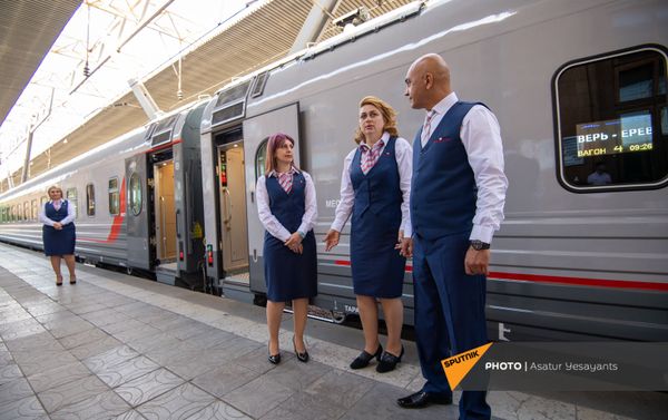 Бортпроводники у новых пассажирских вагонов российского производства, прибывших в столицу (8 июня 2021). Еревaн - Sputnik Армения