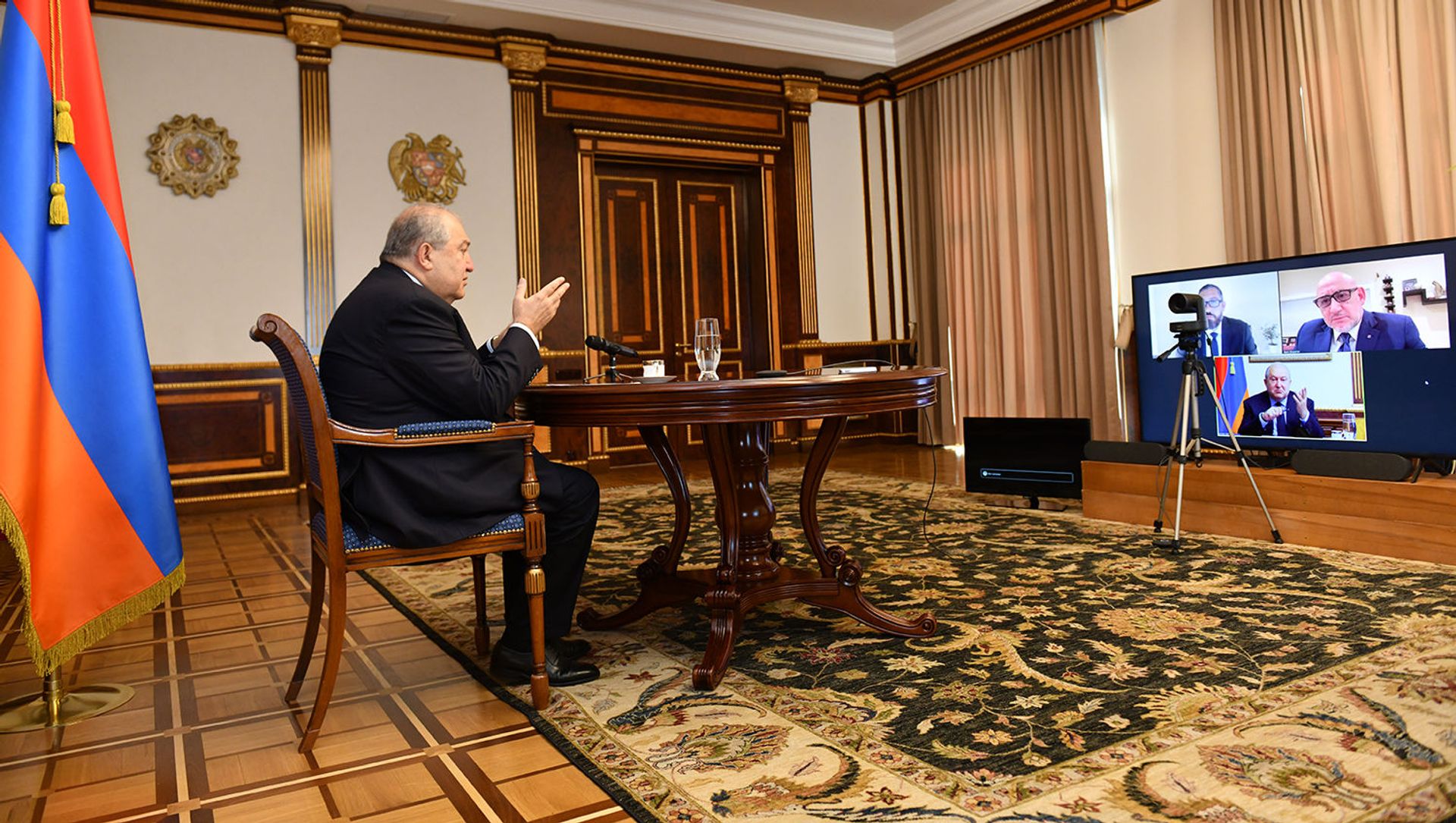 Президент Армен Саркисян во время беседы в режиме онлайн с представителями Армянской коллегии адвокатов США Каро Казаряном и Гарником Керконяном Президент Армен Саркисян во время беседы в режиме онлайн с представителями Армянской коллегии адвокатов США Каро Казаряном и Гарником Керконяном - Sputnik Армения, 1920, 10.06.2021