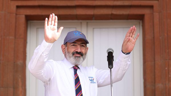 И.о. премьер-министра Никол Пашинян во время предвыборной агиткампании в Армавирской области (7 июня 2021). Мргашат - Sputnik Արմենիա