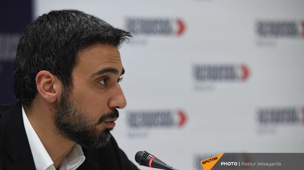 Арам Вардеванян во время брифинга блока Айастан (9 июня 2021). Еревaн - Sputnik Армения