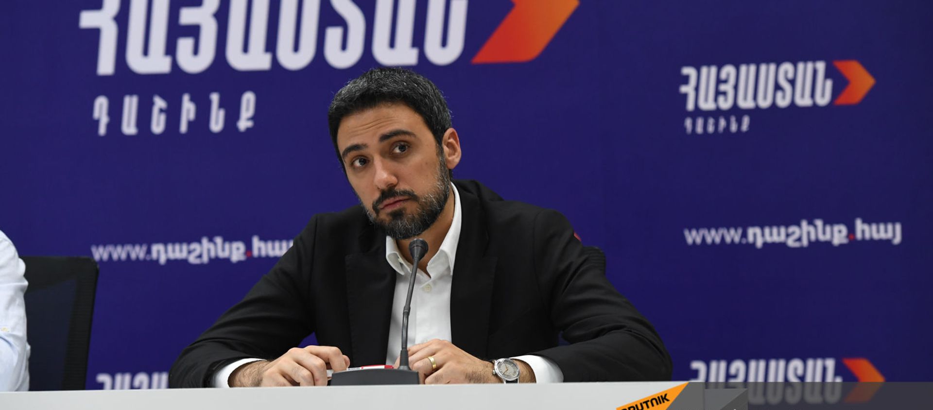 Арам Вардеванян во время брифинга блока Айастан (9 июня 2021). Еревaн - Sputnik Արմենիա, 1920, 09.06.2021