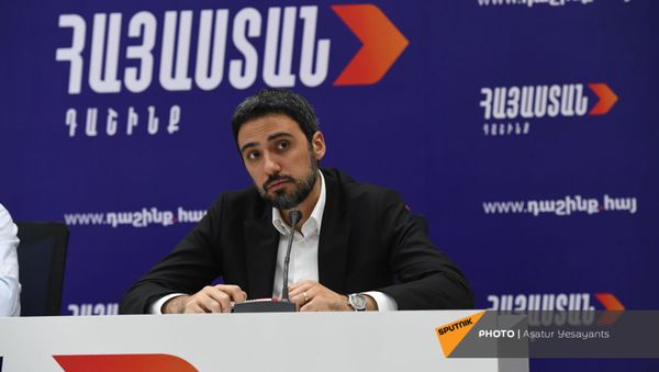 Арам Вардеванян во время брифинга блока Айастан (9 июня 2021). Еревaн - Sputnik Արմենիա
