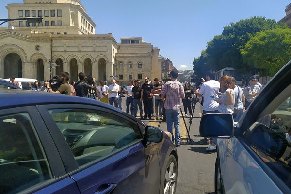 Представители молодежного крыла АРФД перекрыли улицу Налбандяна у здания правительства (10 июня 2021). Еревaн - Sputnik Армения
