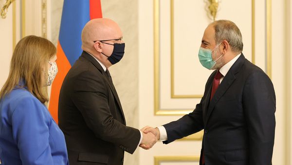 И.о. премьер-министра Никол Пашинян принял возглавляемую и.о. заместителя госсекретаря США по вопросам Европы и Евразии Филипом Рикером делегацию (10 июня 2021). Еревaн - Sputnik Армения
