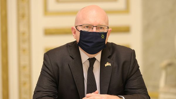 И.о. заместителя госсекретаря США по вопросам Европы и Евразии Филип Рикер на встрече с и.о. премьер-министра Армении (10 июня 2021). Еревaн - Sputnik Արմենիա