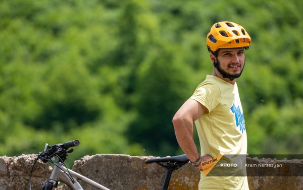 Сооснователь проекта Boo Mountain Bike Park Вагинак Карапетян в парке для горных велосипедов в Ванадзоре Сооснователь проекта Boo Mountain Bike Park Вагинак Карапетян в парке для горных велосипедов в Ванадзоре - Sputnik Армения