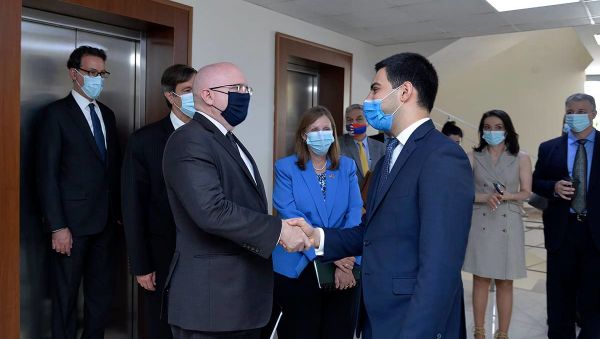 И.о. министра юстиции Рустам Бадасян принял делегацию во главе с заместителем помощника госсекретаря США по делам Европы и Евразии Филиппом Рикером (10 июня 2021). Еревaн - Sputnik Արմենիա