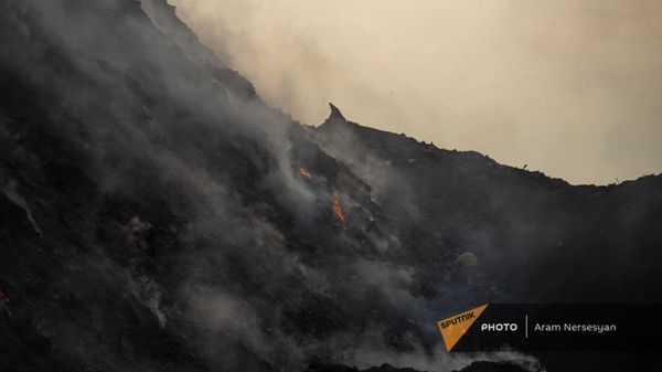 Очаги огня на нубарашенской мусорной свалке - Sputnik Армения