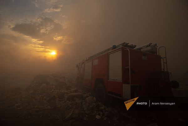 Пожарная машина на фоне заката на нубарашенской мусорной свалке Пожарная машина на фоне заката на нубарашенской мусорной свалке - Sputnik Армения