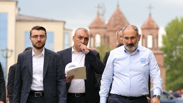 И.о. премьер-министра Никол Пашинян на предвыборной агиткампании в Лорийской области (10 июня 2021). Ташир - Sputnik Արմենիա